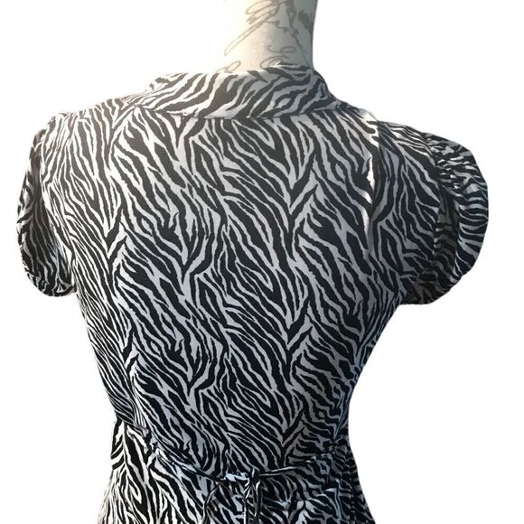 Heart & soul zebra print V-neck size small blouse - Picture 10 of 11